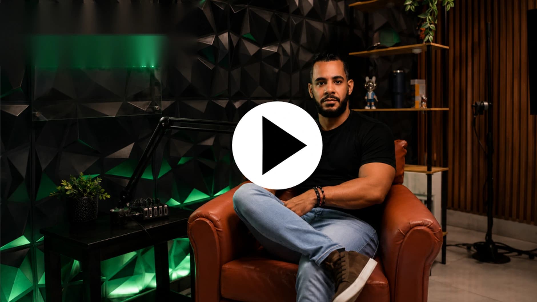 Karim Salcedo en entrevista, sentado en un sillón de cuero frente a una pared decorativa